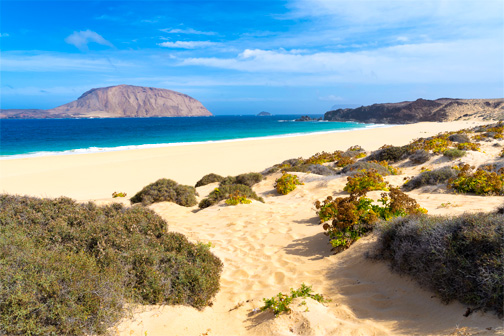 Kust van La Graciosa met geel zand en helderblauw water